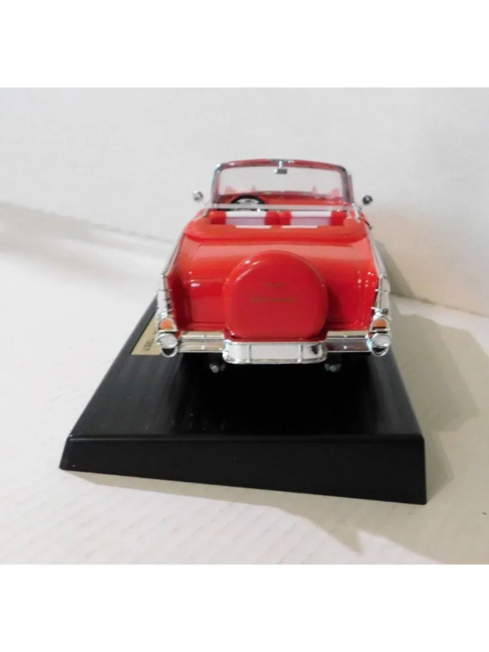 1957 Chevrolet Bel Air 1:18 Die-Cast Model Red Convertible Road Tough